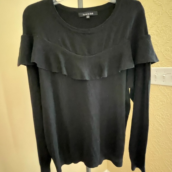 XXL Strut & Bolt Black Sweater Ruffle Detail - Picture 4 of 4